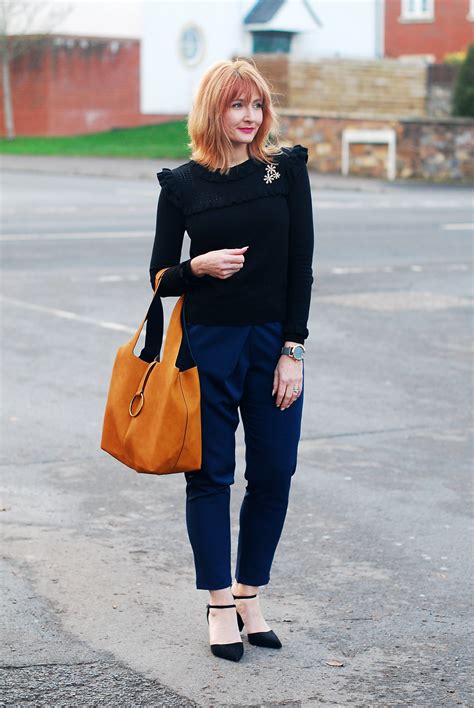 can you wear navy with black